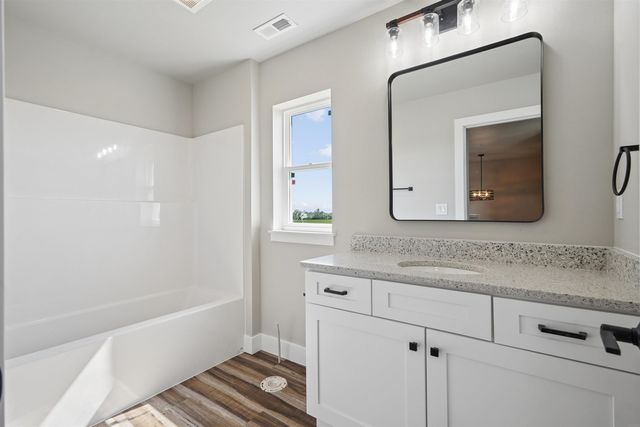 5761 Wall Street Street, Waterloo, IA 50701