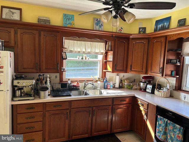 1652 READING RD, Mohnton, PA 19540