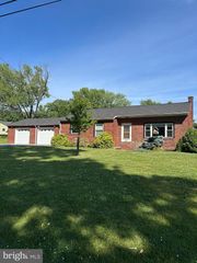 1652 READING RD, Mohnton, PA 19540