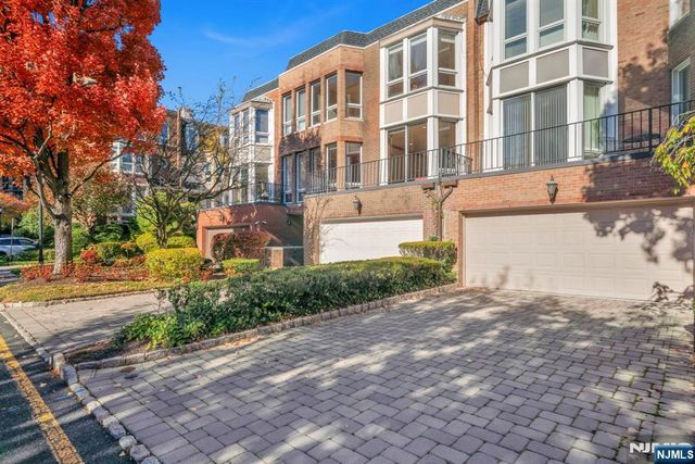 55 Victoria Place, Fort Lee, NJ 07024