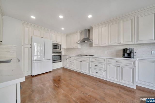 55 Victoria Place, Fort Lee, NJ 07024