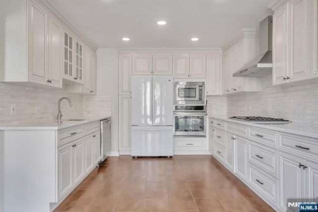 55 Victoria Place, Fort Lee, NJ 07024