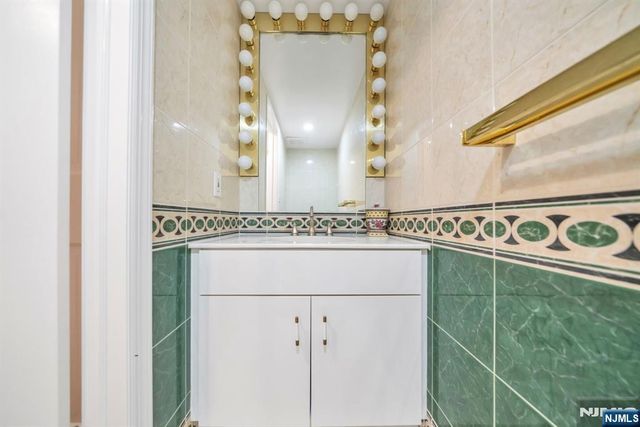 55 Victoria Place, Fort Lee, NJ 07024