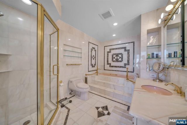 55 Victoria Place, Fort Lee, NJ 07024