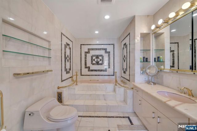 55 Victoria Place, Fort Lee, NJ 07024