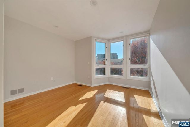 55 Victoria Place, Fort Lee, NJ 07024