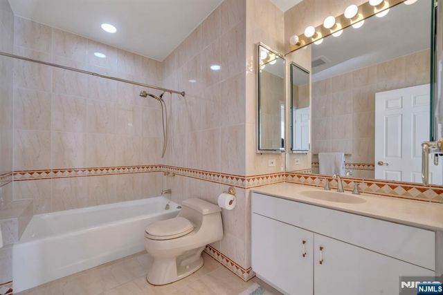 55 Victoria Place, Fort Lee, NJ 07024