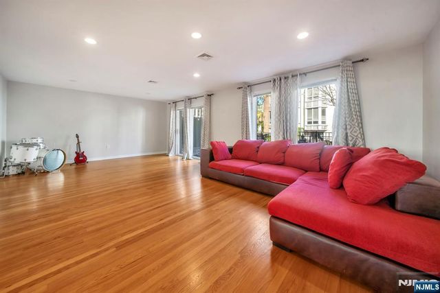 55 Victoria Place, Fort Lee, NJ 07024