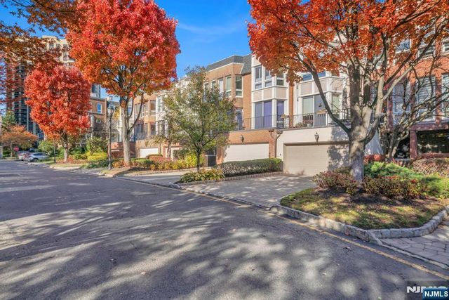 55 Victoria Place, Fort Lee, NJ 07024