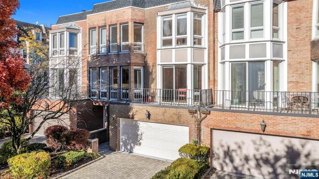 55 Victoria Place, Fort Lee, NJ 07024