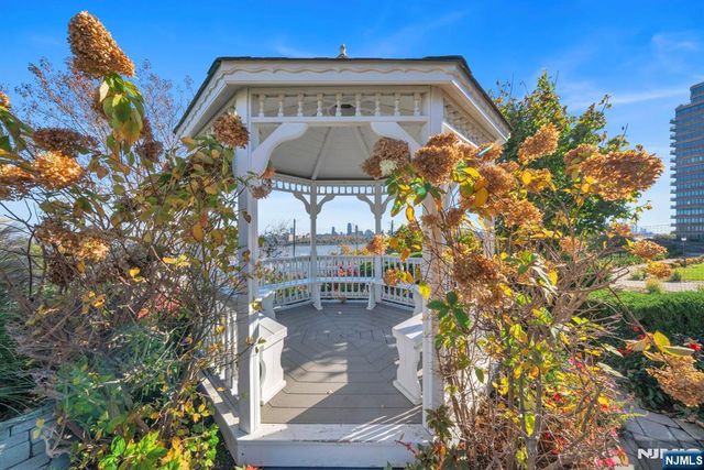 55 Victoria Place, Fort Lee, NJ 07024