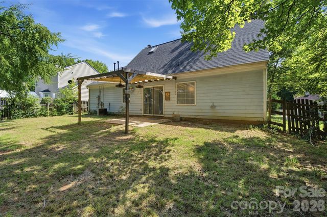 8345 Houndstooth Drive, Charlotte, NC 28227