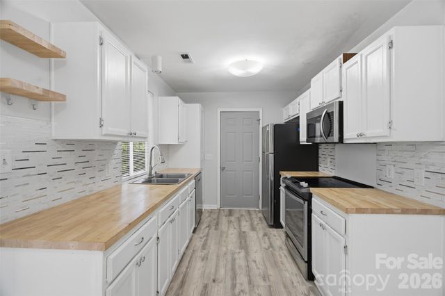 8345 Houndstooth Drive, Charlotte, NC 28227
