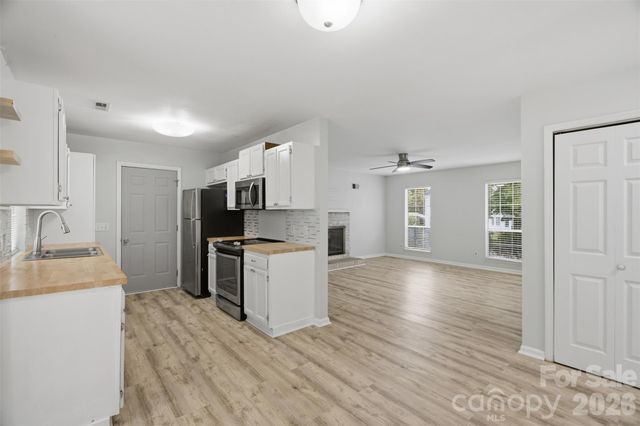 8345 Houndstooth Drive, Charlotte, NC 28227