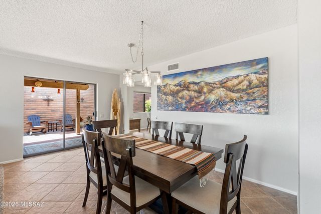 781 W Desert Ridge Drive, Green Valley, AZ 85622