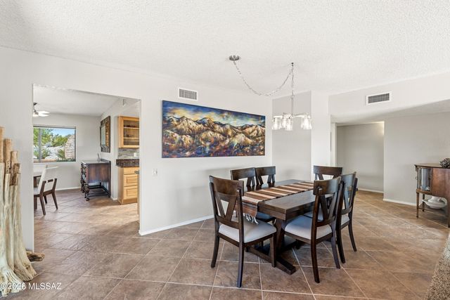 781 W Desert Ridge Drive, Green Valley, AZ 85622