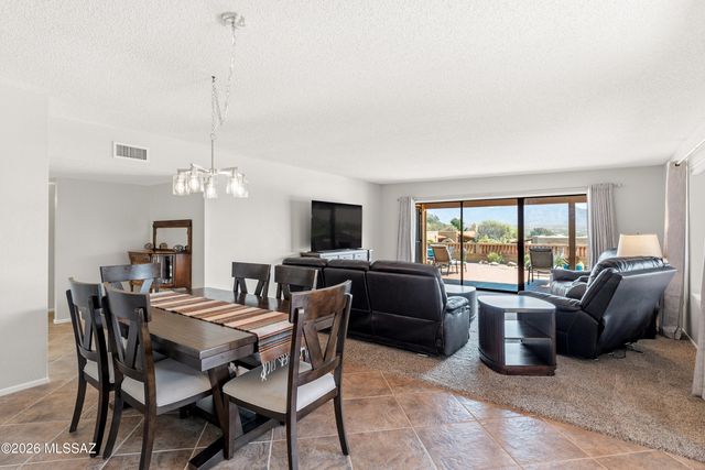 781 W Desert Ridge Drive, Green Valley, AZ 85622