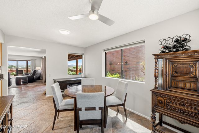 781 W Desert Ridge Drive, Green Valley, AZ 85622