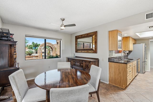 781 W Desert Ridge Drive, Green Valley, AZ 85622