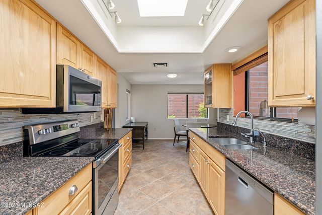 781 W Desert Ridge Drive, Green Valley, AZ 85622