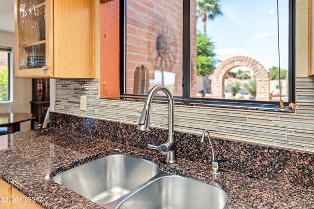 781 W Desert Ridge Drive, Green Valley, AZ 85622