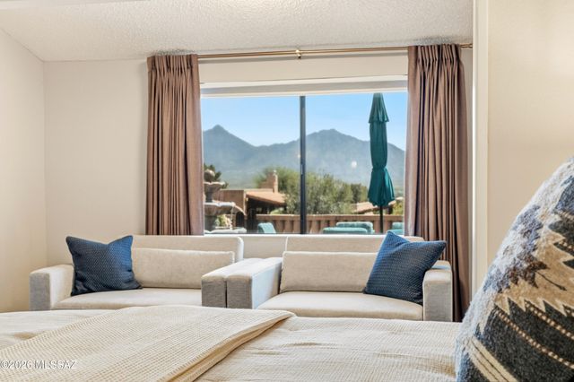 781 W Desert Ridge Drive, Green Valley, AZ 85622