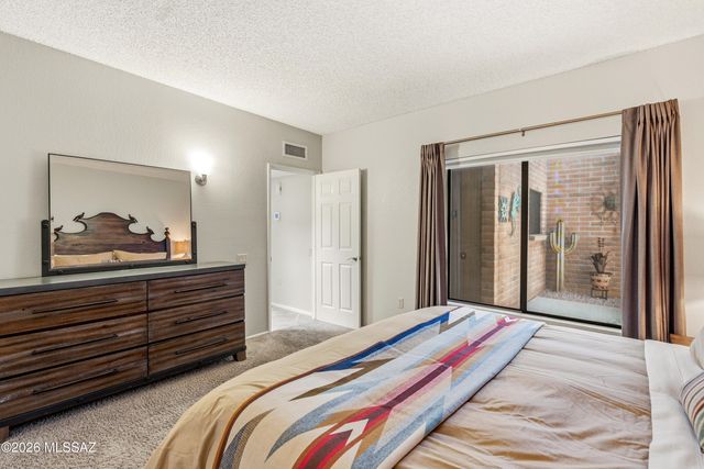 781 W Desert Ridge Drive, Green Valley, AZ 85622