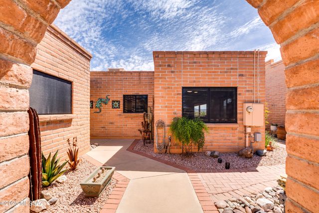 781 W Desert Ridge Drive, Green Valley, AZ 85622