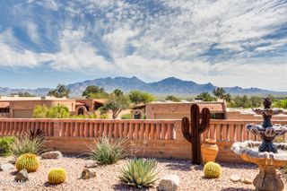 781 W Desert Ridge Drive, Green Valley, AZ 85622