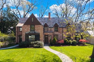 28 Emerson Rd, Wellesley, MA 02481