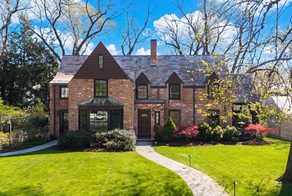 28 Emerson Rd, Wellesley, MA 02481