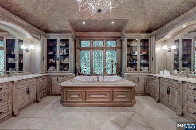 69 Knollwood Road, Upper Saddle River, NJ 07458