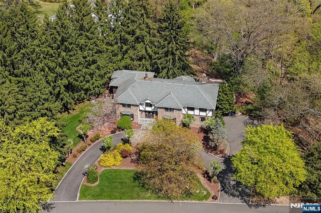 69 Knollwood Road, Upper Saddle River, NJ 07458