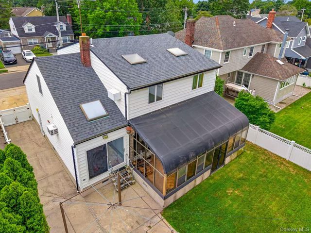 1769 W End Avenue, New Hyde Park, NY 11040