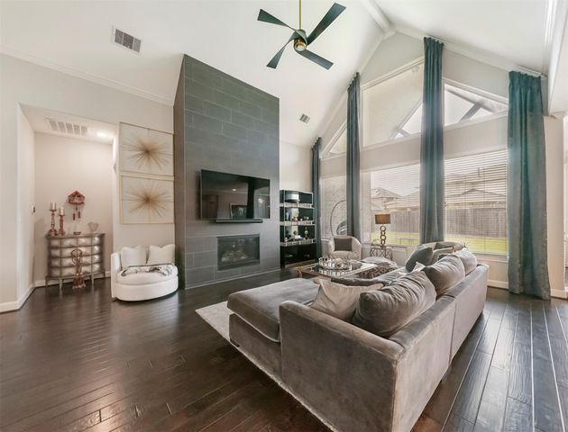 27 Crown Trail, Sugar Land, TX 77498