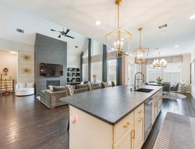 27 Crown Trail, Sugar Land, TX 77498