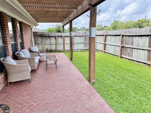 301 Friends Knoll Lane, Friendswood, TX 77546