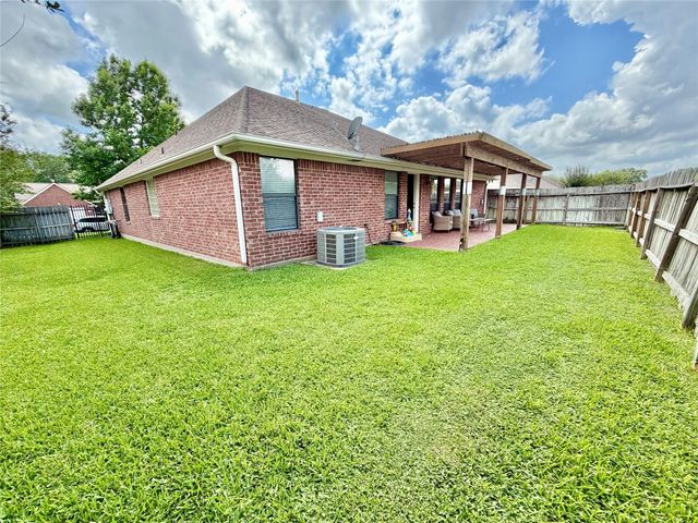 301 Friends Knoll Lane, Friendswood, TX 77546