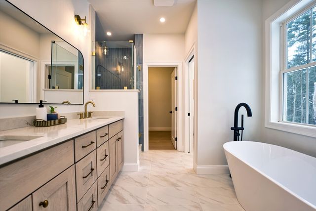 408 Flag Swamp Rd, Dartmouth, MA 02747