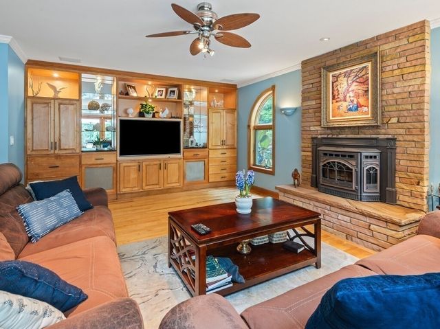 9 Santom St, Auburn, MA 01501