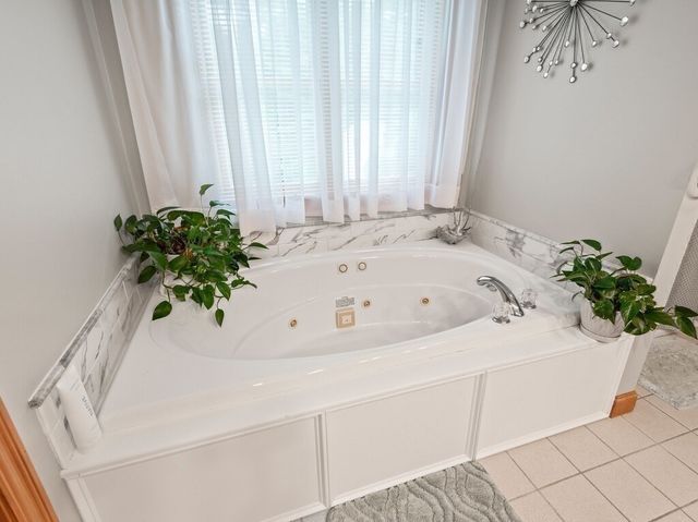 9 Santom St, Auburn, MA 01501