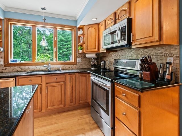 9 Santom St, Auburn, MA 01501