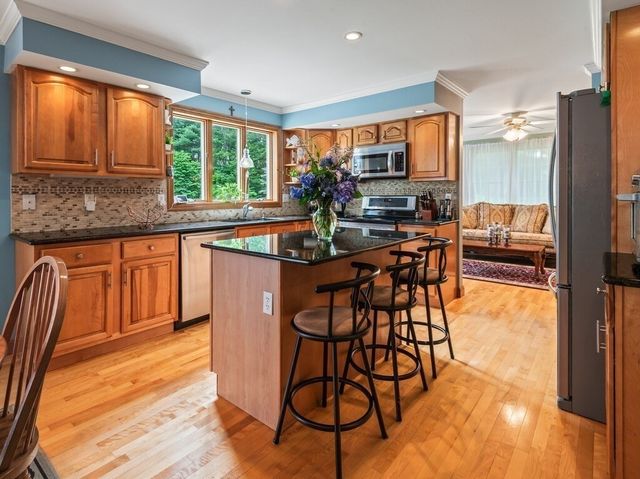 9 Santom St, Auburn, MA 01501
