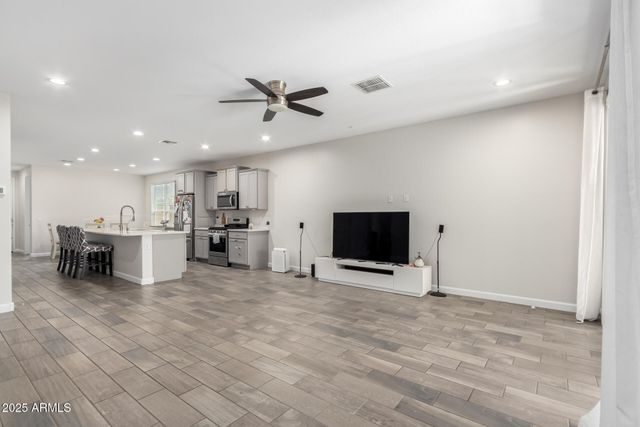 1927 W PLUM Road, Phoenix, AZ 85085