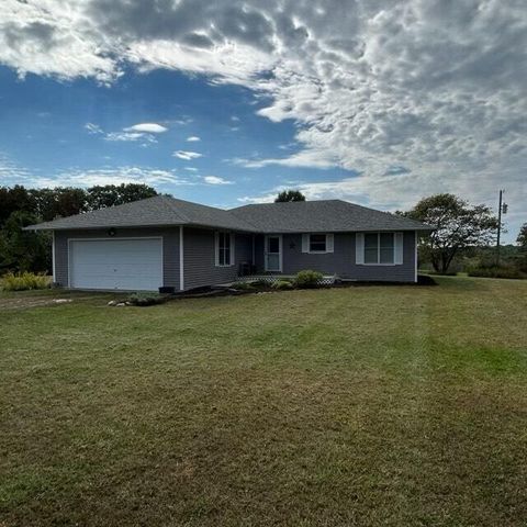 460 COUNTY RD 208, Fayette, MO 65248