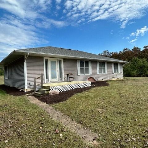460 COUNTY RD 208, Fayette, MO 65248
