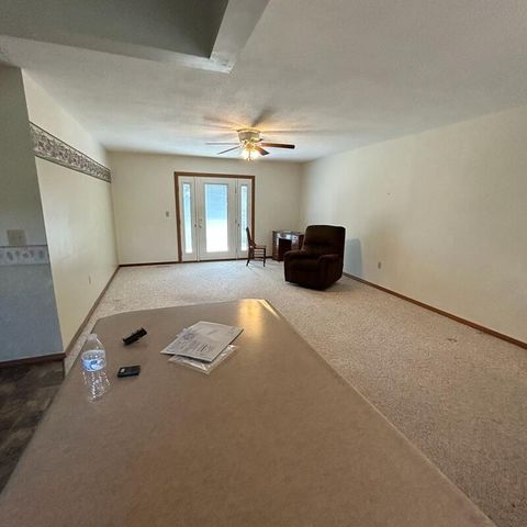 460 COUNTY RD 208, Fayette, MO 65248