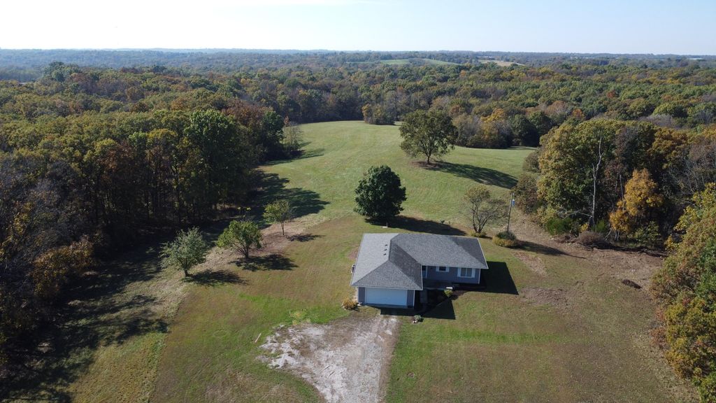 460 COUNTY RD 208, Fayette, MO 65248
