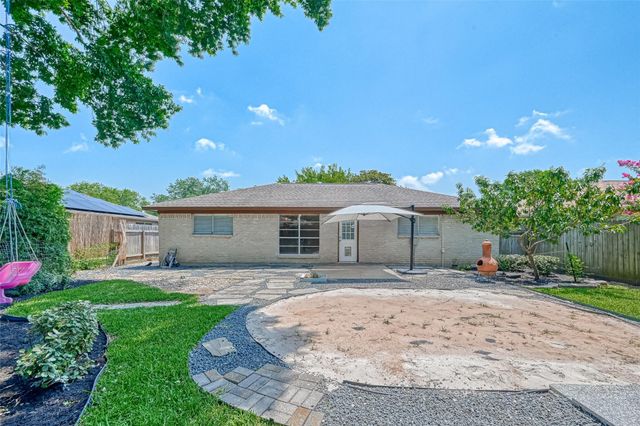 311 Baycrest Drive, League City, TX 77573