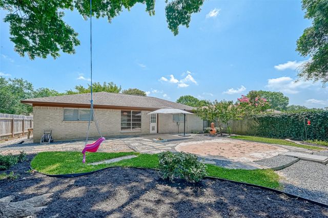 311 Baycrest Drive, League City, TX 77573